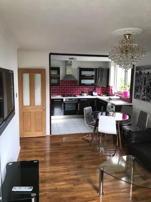 Apartment Entire Flat, Comfortable 2 Double Bedrooms London
