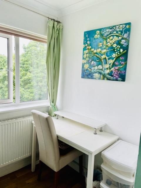 Modern And Chic With Beautiful Landscape Views Londen