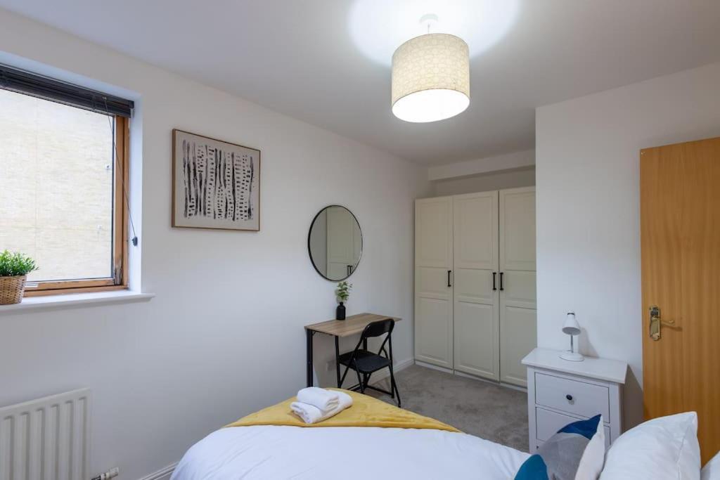 Apartment Morden Apartment, By The Sea With Free Parking London
