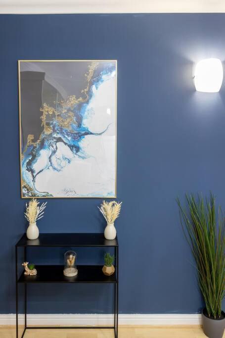 Morden Apartment, By The Sea With Free Parking Apartment
