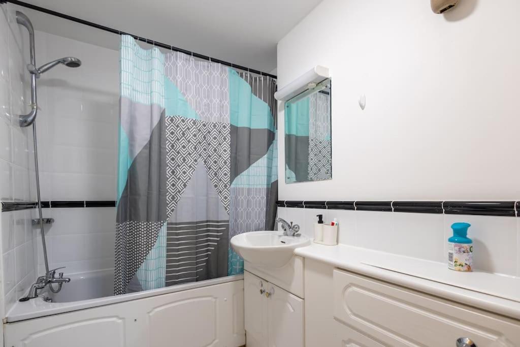 Morden Apartment, By The Sea With Free Parking Apartment