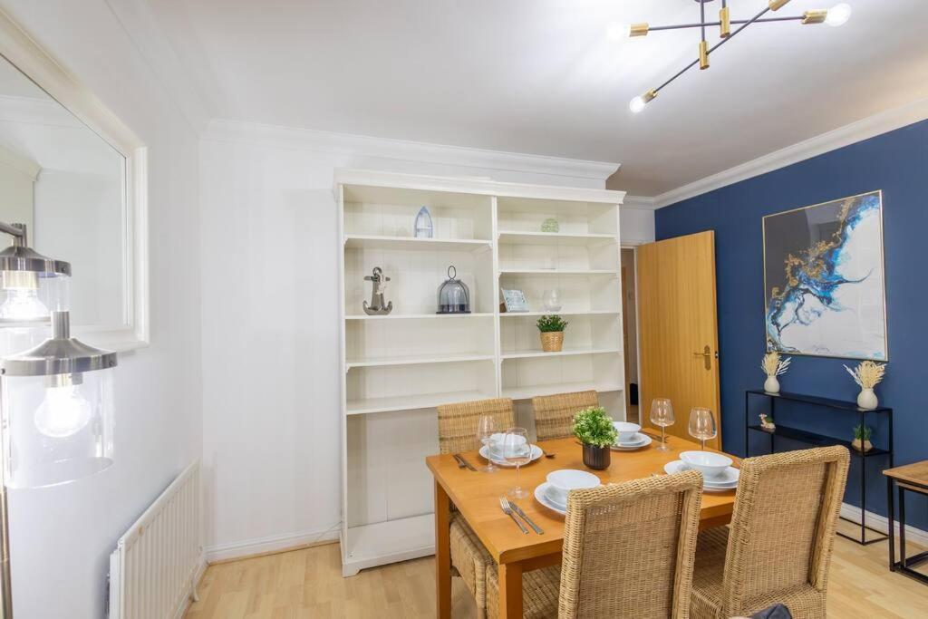 Apartment Morden Apartment, By The Sea With Free Parking