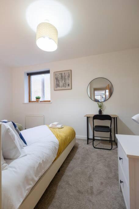 Morden Apartment, By The Sea With Free Parking