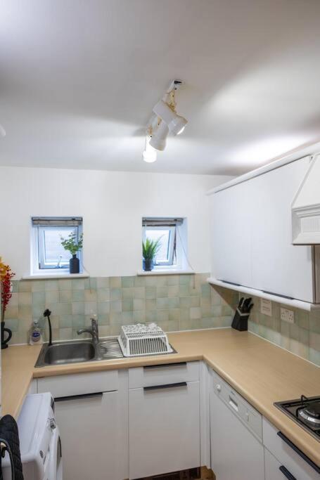 Morden Apartment, By The Sea With Free Parking * London