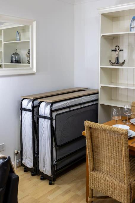 Apartment Morden Apartment, By The Sea With Free Parking London