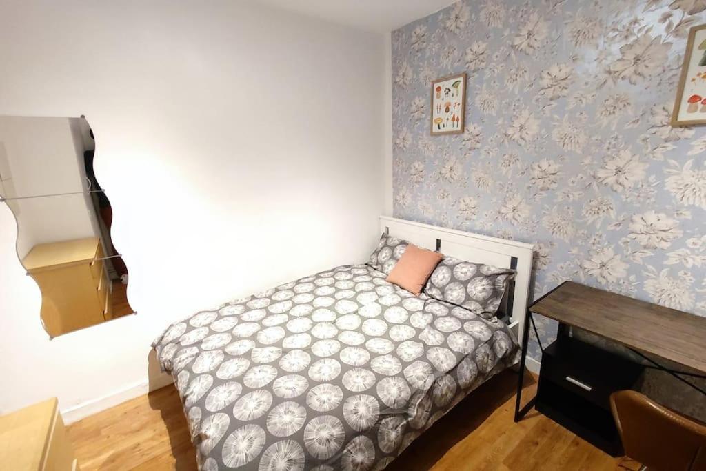 Appartement Spacious Flat With 2 To 3 Bedrooms *