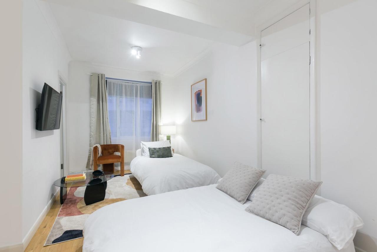 Perfectly Located 1 Bed Above Tube Station Appartamento Londra