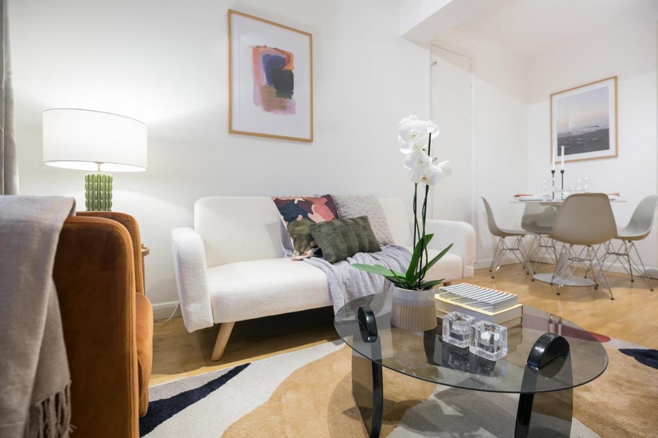 Perfectly Located 1 Bed Above Tube Station Appartamento Londra