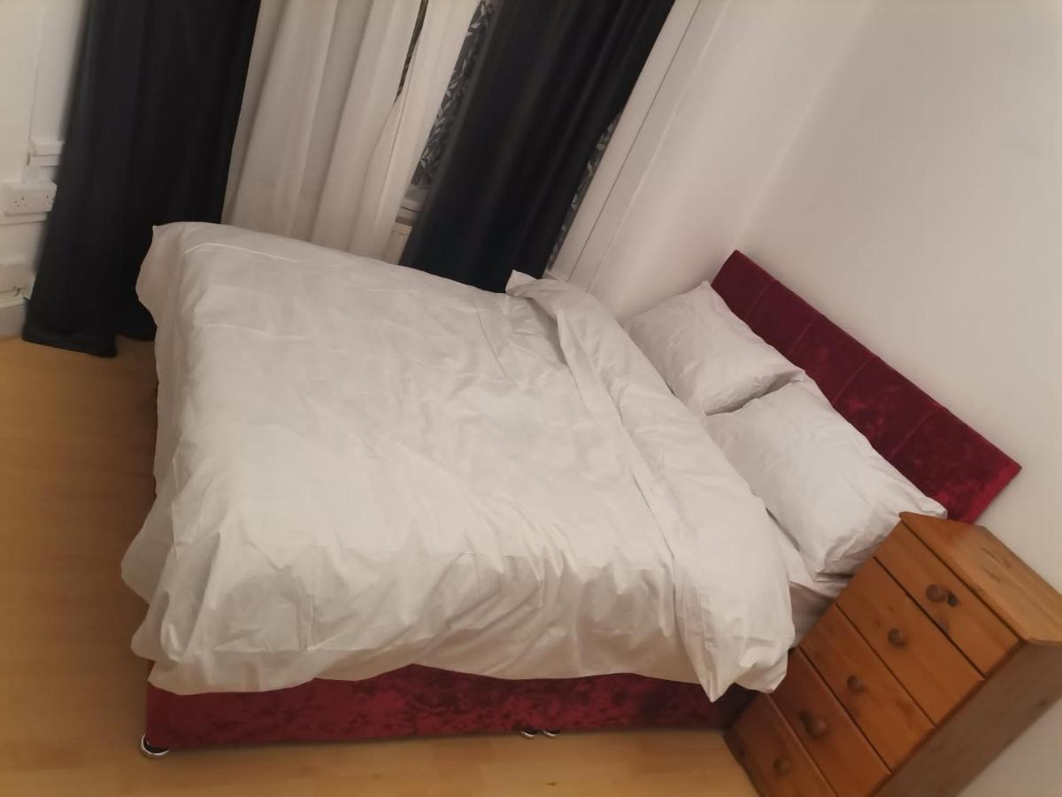 Single Near Seven Kings Train Station Rum i privatbostad *
