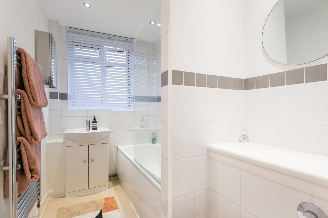 Perfectly Located 1 Bed Above Tube Station * Londra
