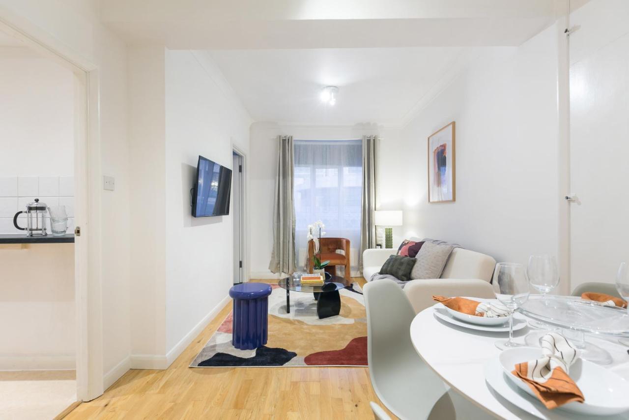 Perfectly Located 1 Bed Above Tube Station Appartamento