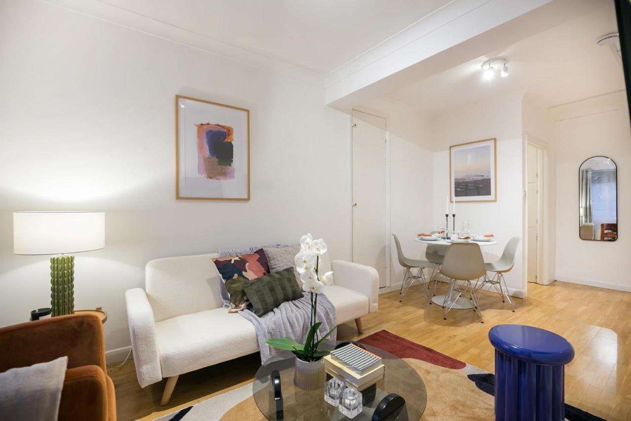 Perfectly Located 1 Bed Above Tube Station Appartamento