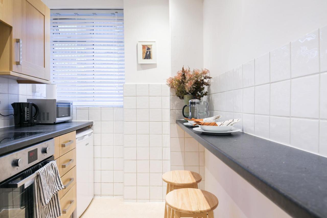 Perfectly Located 1 Bed Above Tube Station Appartamento