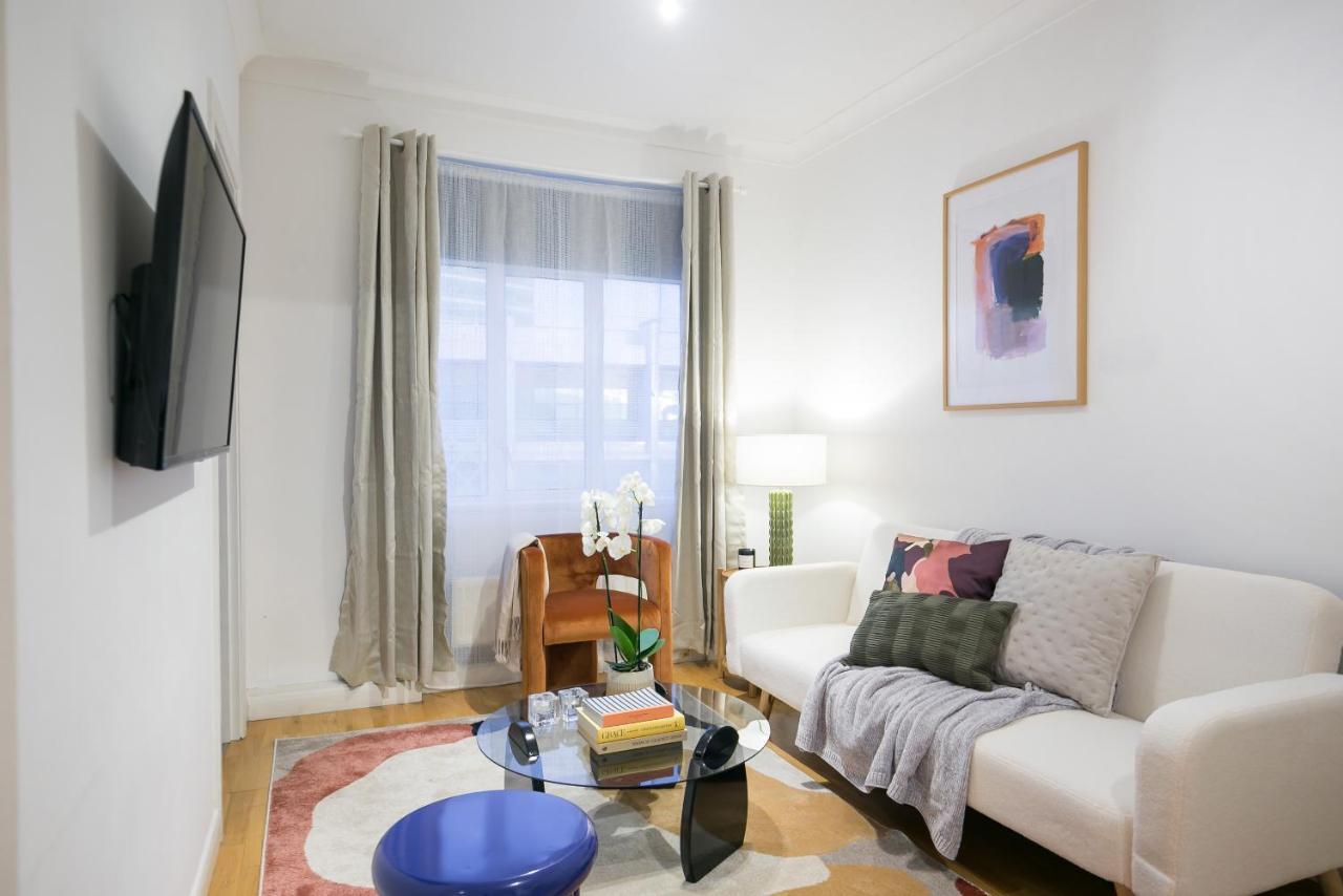 Perfectly Located 1 Bed Above Tube Station Appartamento