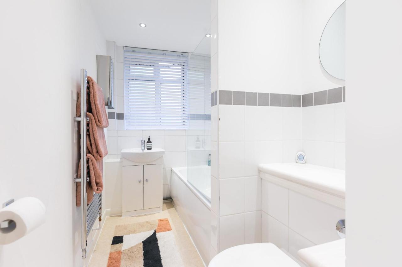 Perfectly Located 1 Bed Above Tube Station Appartamento *
