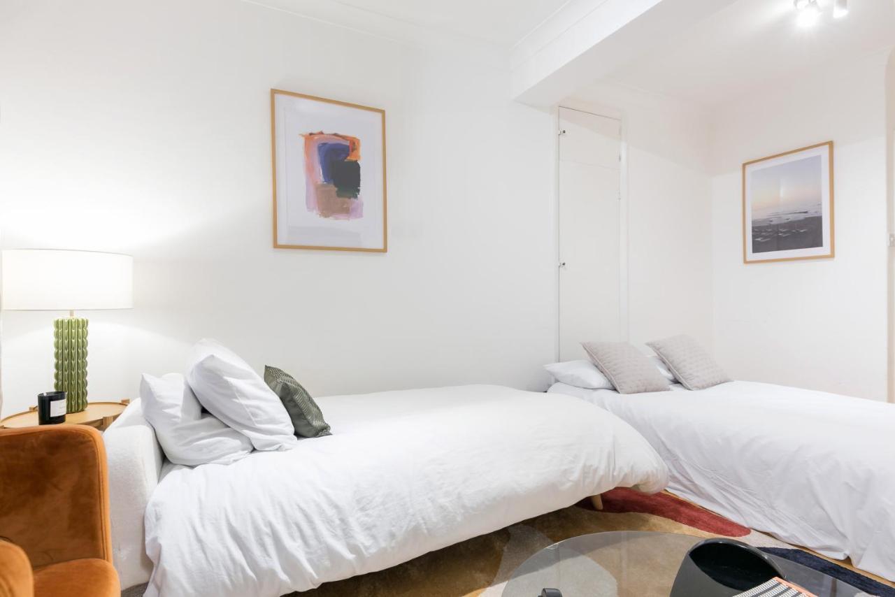 Perfectly Located 1 Bed Above Tube Station Appartamento