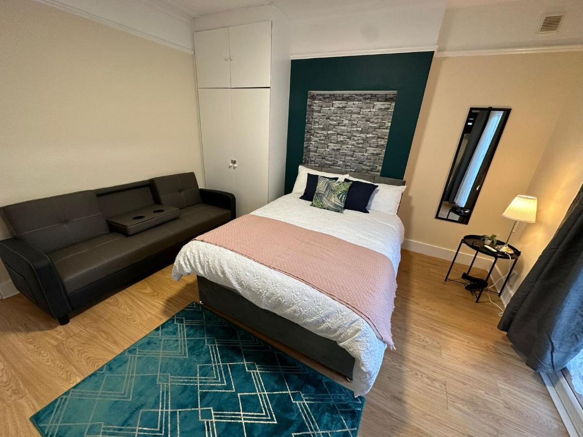Willesden Guest 130 * London