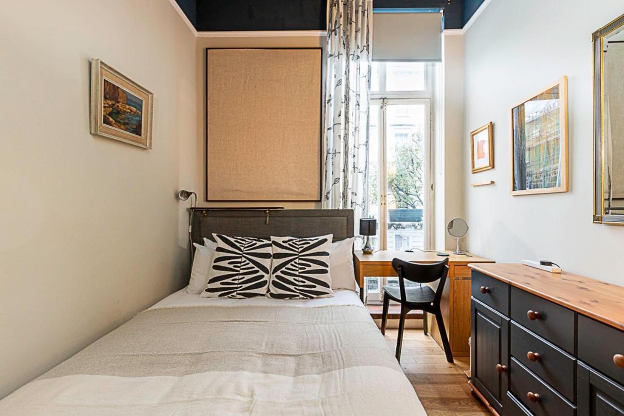 Beautiful Two Bedroom Abode Near Victoria
