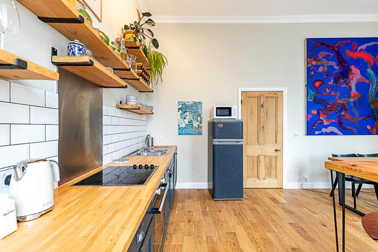 Beautiful Two Bedroom Abode Near Victoria Lejlighed