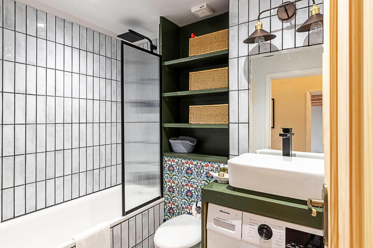 Beautiful Two Bedroom Abode Near Victoria Lejlighed