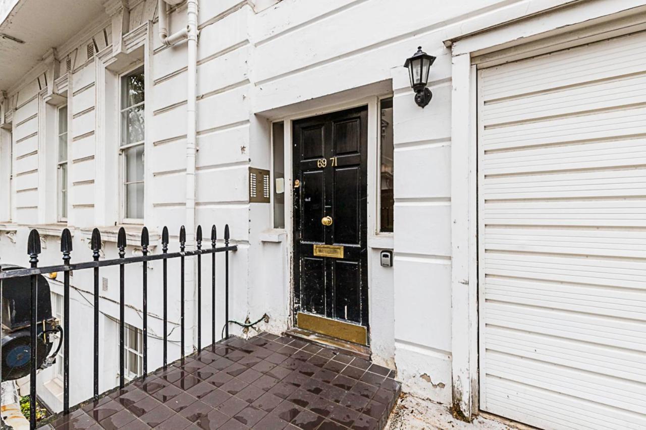 Beautiful Two Bedroom Abode Near Victoria *