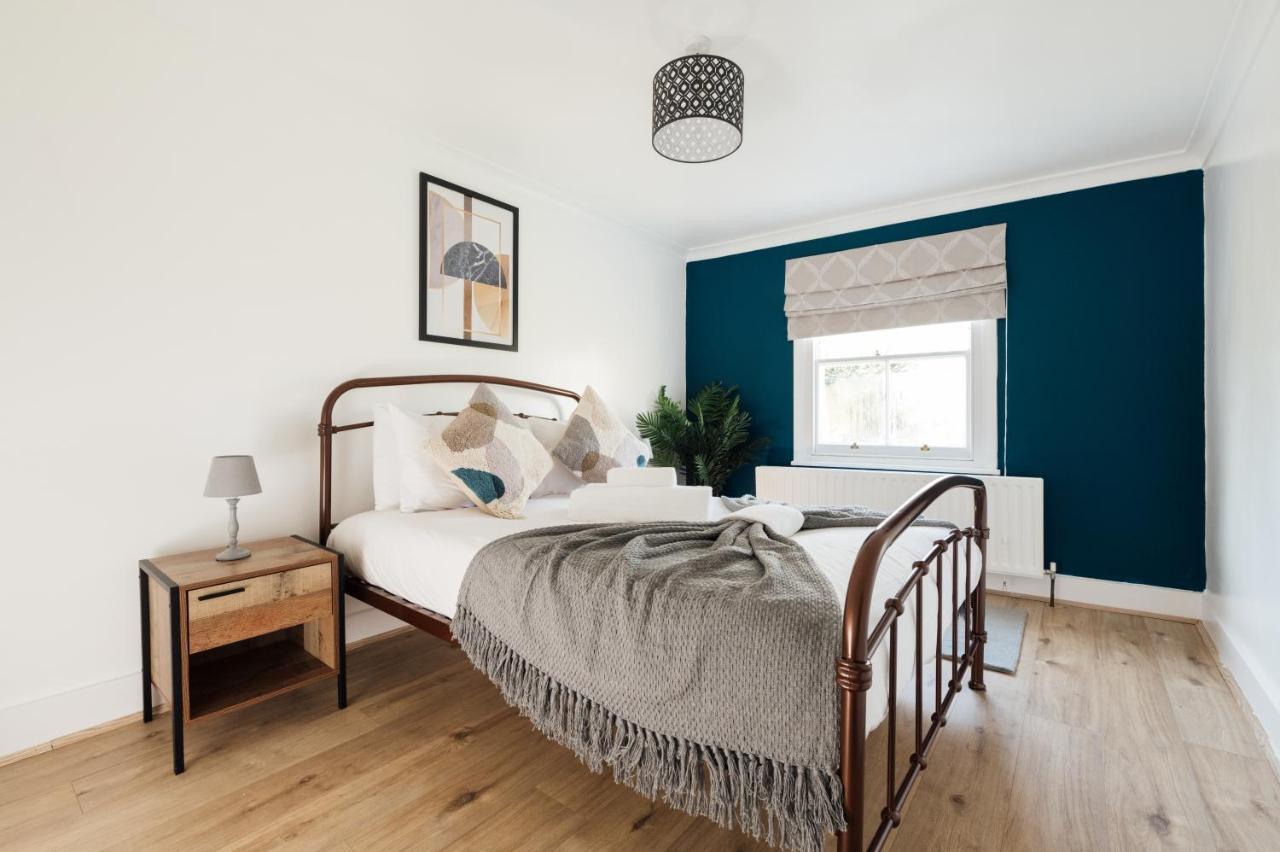 Stunning & Stylish 2 Bed Flat In West Lägenhet London