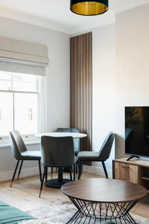 Stunning & Stylish 2 Bed Flat In West Lägenhet London