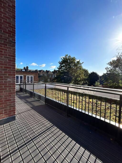 Spacious 2br With Terrance Appartement Londen