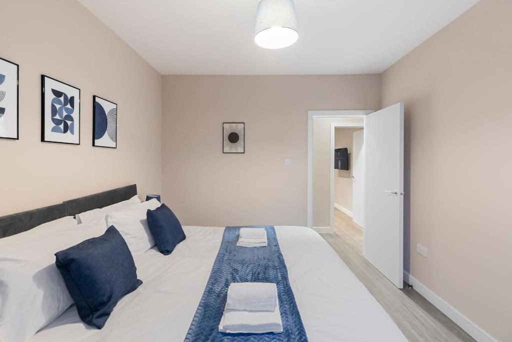 Convenient Spacious House Next Seven Sisters Station London