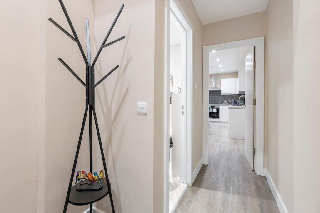 Convenient Spacious House Next Seven Sisters Station *