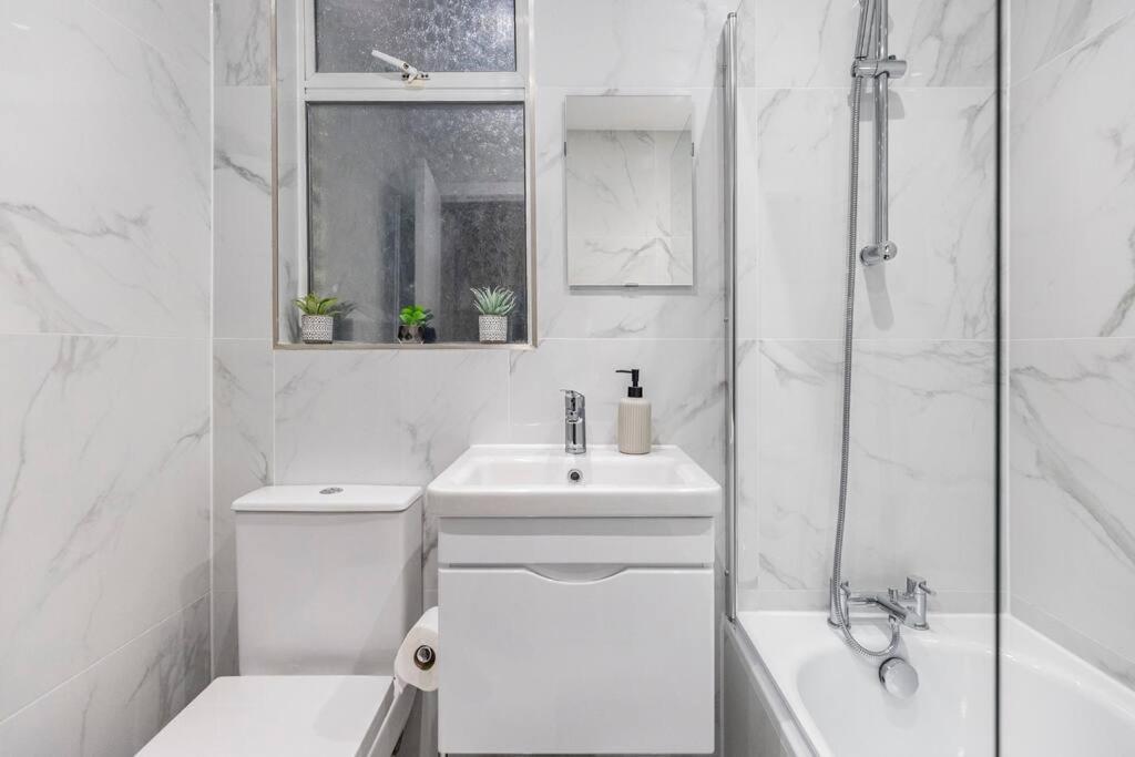 Convenient Spacious House Next Seven Sisters Station Lejlighed *