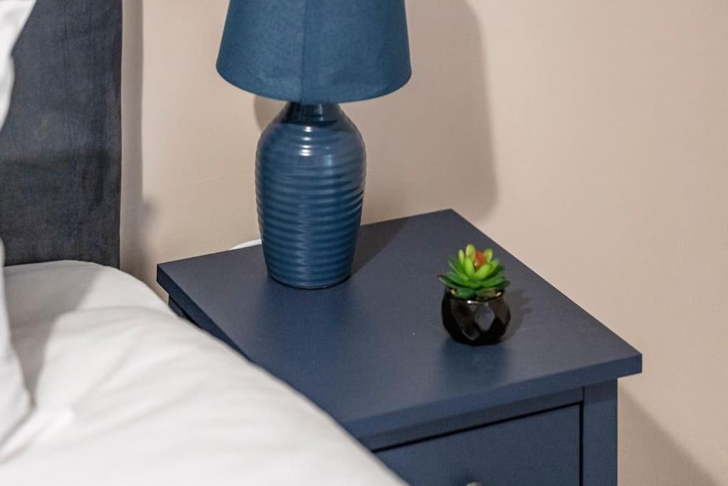 Convenient Spacious House Next Seven Sisters Station *