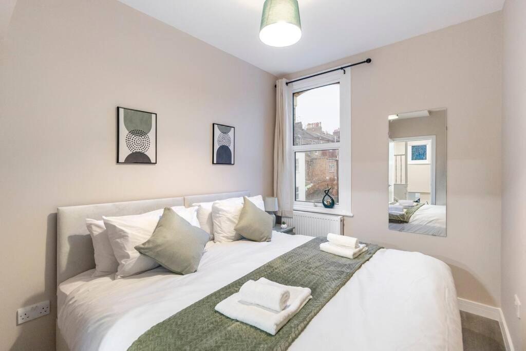 Convenient Spacious House Next Seven Sisters Station London