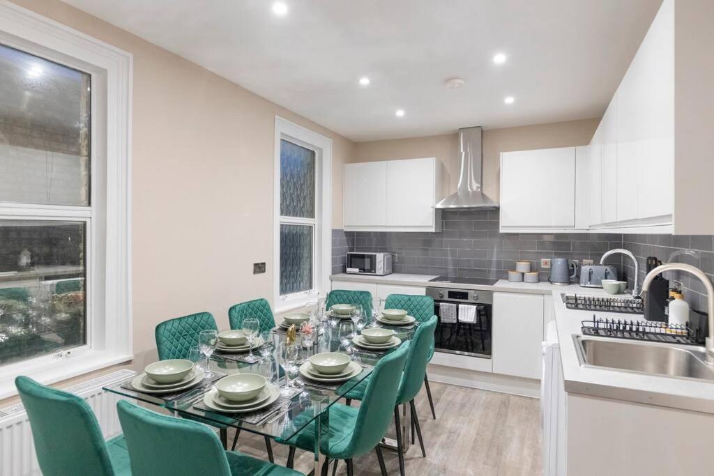 Convenient Spacious House Next Seven Sisters Station * London