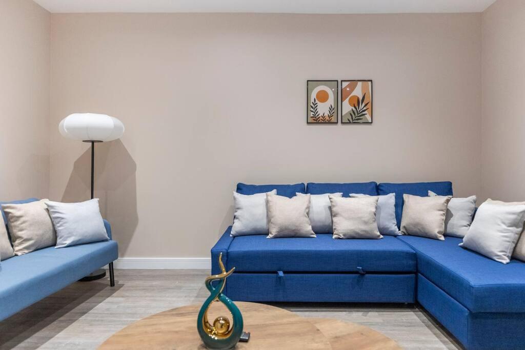 Convenient Spacious House Next Seven Sisters Station *