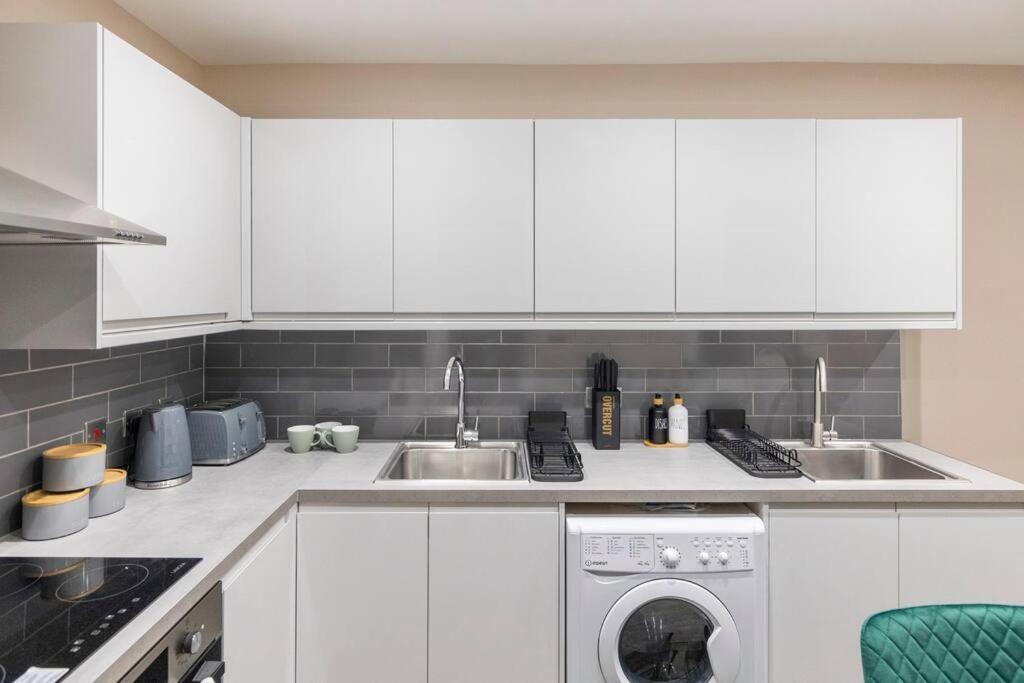 Convenient Spacious House Next Seven Sisters Station