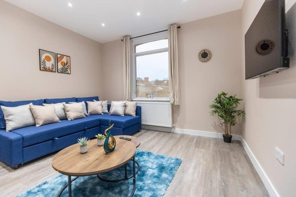 Convenient Spacious House Next Seven Sisters Station London