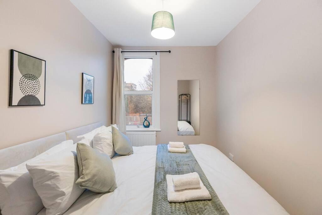 Convenient Spacious House Next Seven Sisters Station