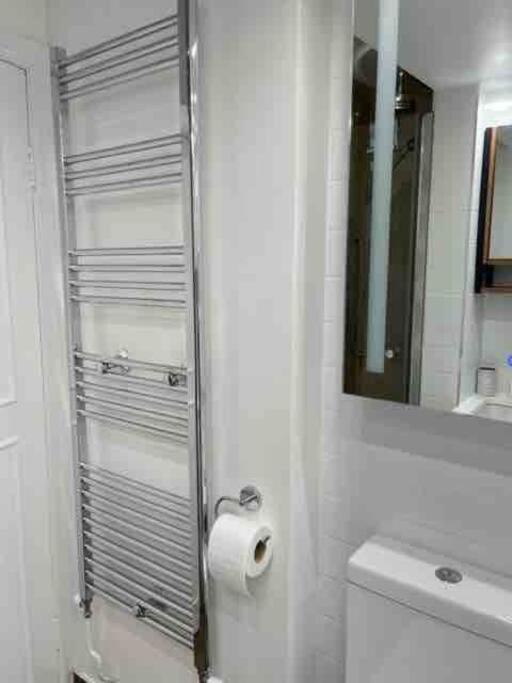 Kensington With 2 Bedrooms 1 Living And Patio * Londres