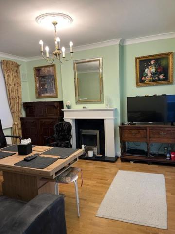 Kensington With 2 Bedrooms 1 Living And Patio * Londres