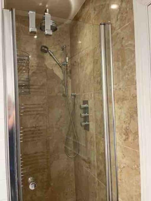 Kensington With 2 Bedrooms 1 Living And Patio * Londres
