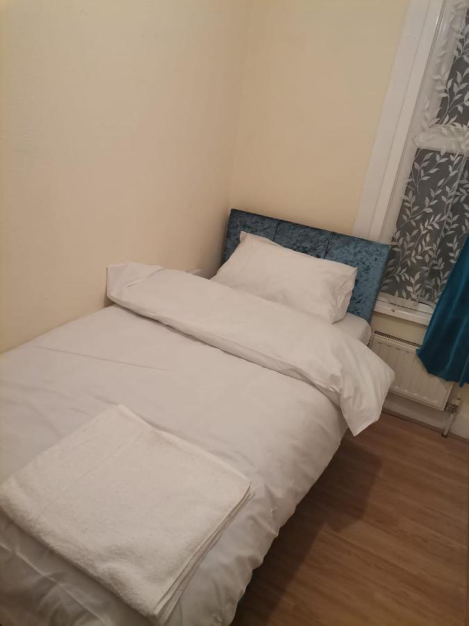 Rum i privatbostad Single Near Seven Kings Train Station London