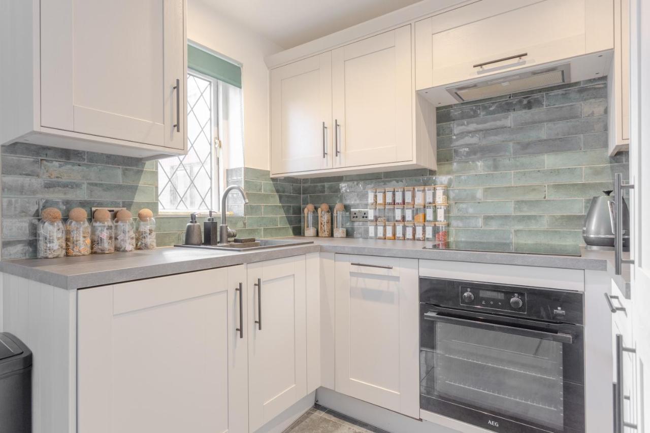 Lejlighed 2 King Beds Modern Refurb Flat - 10 Min 2 Bridge - Sleeps 6 London