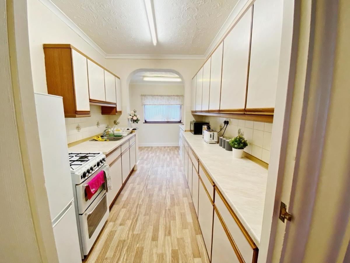 Barking House Sleeps 11 - Parking - Train Tube - Airport * Londen