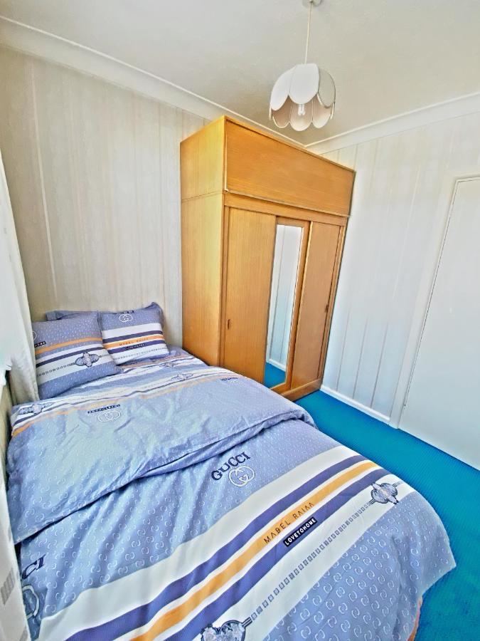 Barking House Sleeps 11 - Parking - Train Tube - Airport * Londen