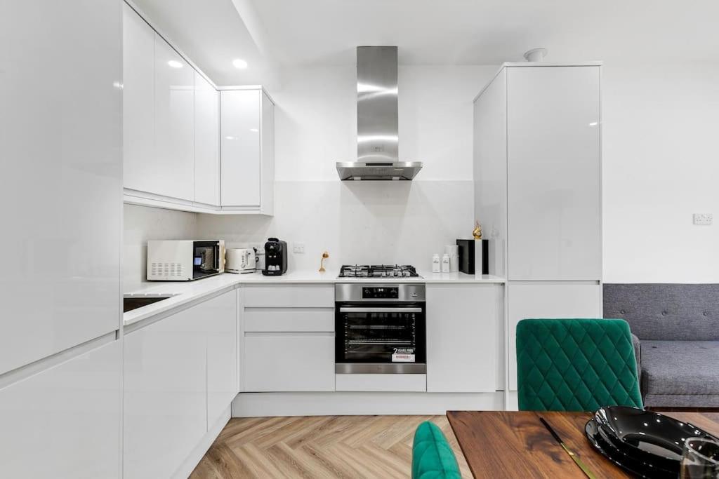 Apartment West Garden Luxury Near Elizabeth Line London