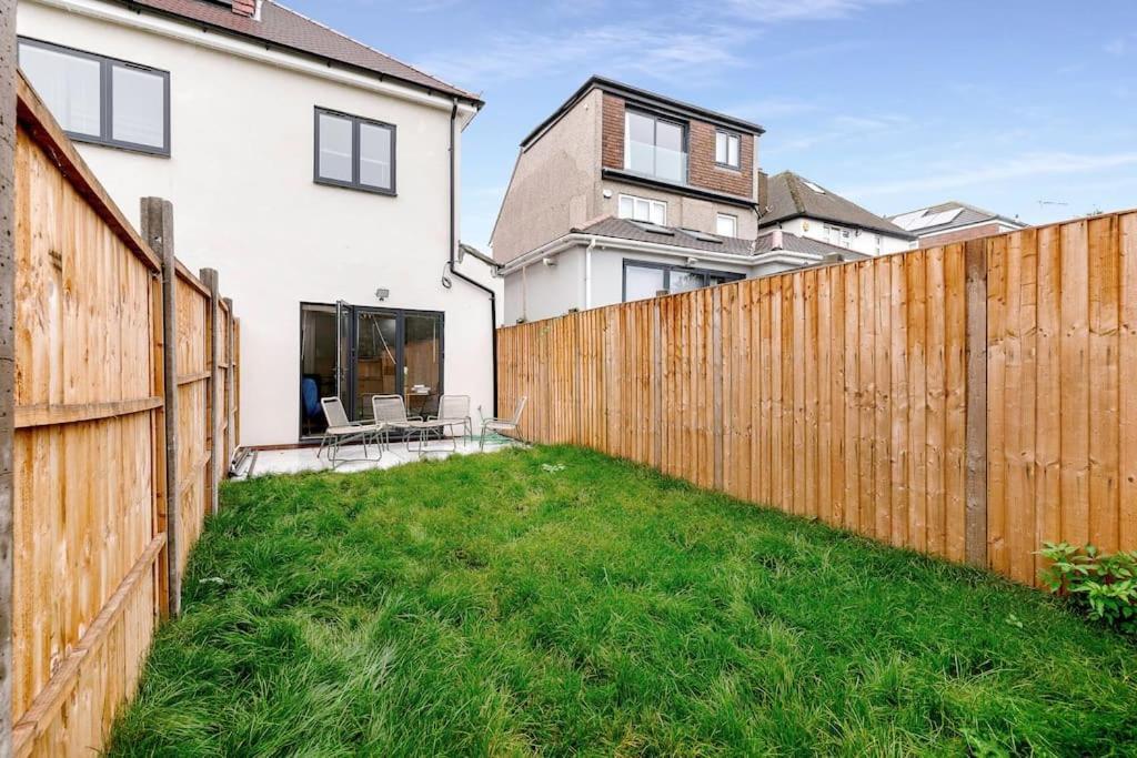 West Garden Luxury Near Elizabeth Line * London