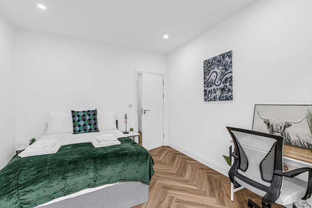 West Garden Luxury Near Elizabeth Line London