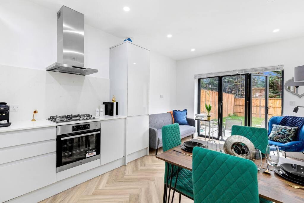West Garden Luxury Near Elizabeth Line *