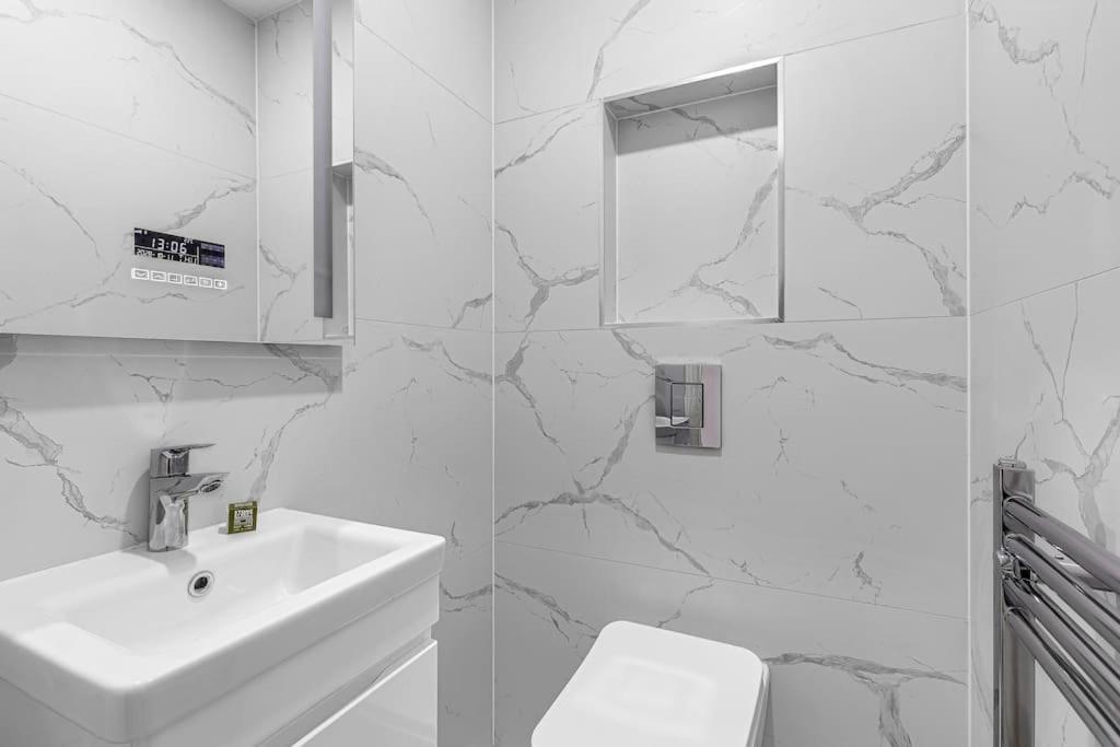 Apartment West Garden Luxury Near Elizabeth Line London